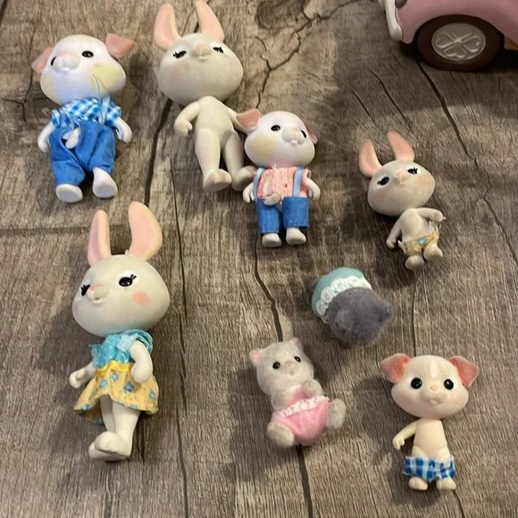 Calico Critter Happy Ice Cream Wagon with Critter Figures - Picture 4 of 5